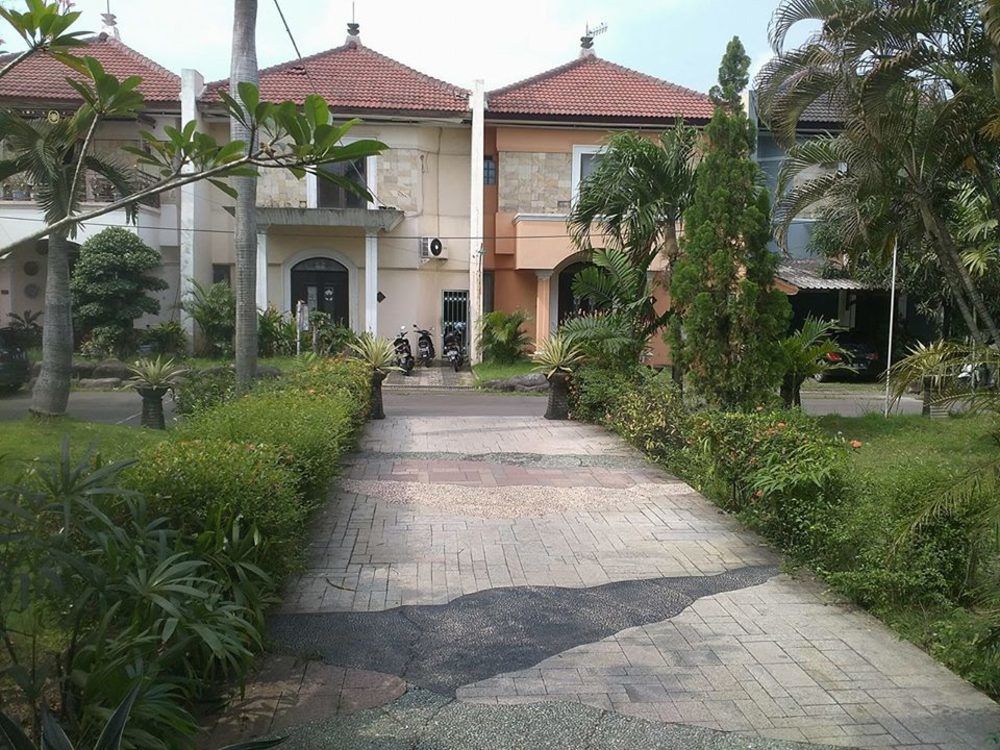 Istana Permata Juanda Hotel Sawotratap Exterior photo